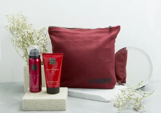 Trousse Glamour et produits Rituals mis en scène avec des fleurs séchées