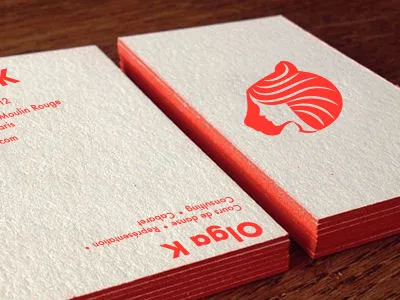 Cartes de visite d'Olga K, logo corail sur papier texturé