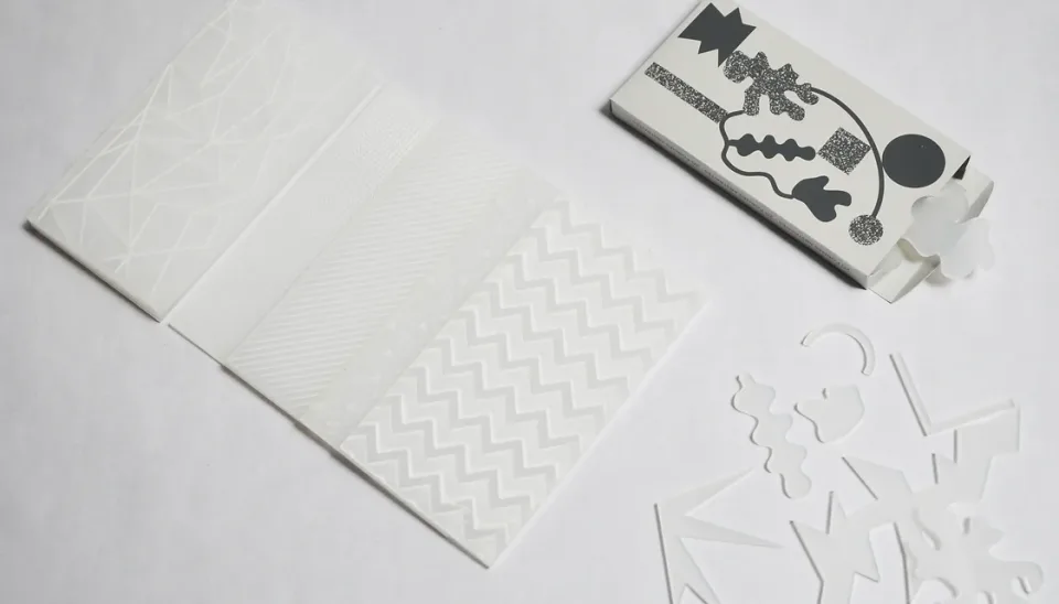 Plaques texturées blanches et boîte de formes découpées