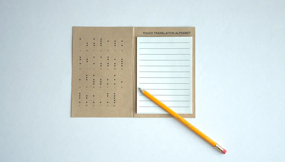 Carnet « Touch Translation Alphabet » : alphabet en points, feuillet de notes et crayon