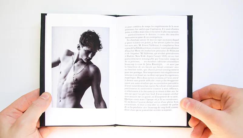 Double page du livre : photographie en noir et blanc d'un homme torse nu