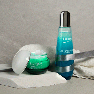 Produits Biotherm Life Plankton et Aquasource posés sur une pierre